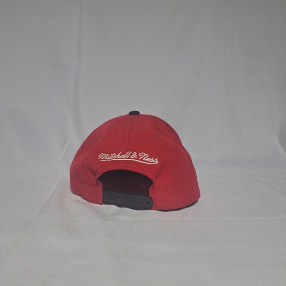 Vintage Mitchell & Ness Chicago Bulls Adjustable Cap Hat - Picture 2 of 5